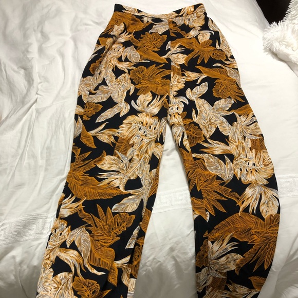 PrettyLittleThing Pants - Flowy leaf pants